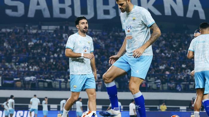 PEMANASAN - Pemain Persib melakukan pemanasan sebelum laga kontra Persik Kediri di Stadion Gelora Bandung Lautan Api (GBLA), Senin 9 Maret 2026, pukul 20.30 WIB.