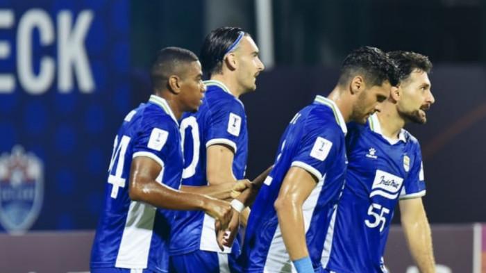 RAYAKAN GOL - Pemain Persib merayakan gol ke gawang Lion City Sailors dalam lanjutan pertandingan ACL 2 di Stadion Bishan, Rabu (26/11/2025).