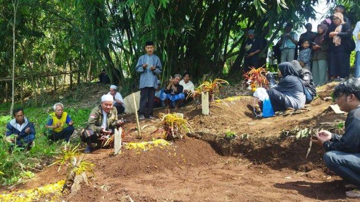 Pilu Suami di KBB, Istri-Anak Tewas Tertabrak KA Feeder Kereta Cepat Hingga Dimakamkan Berjejer