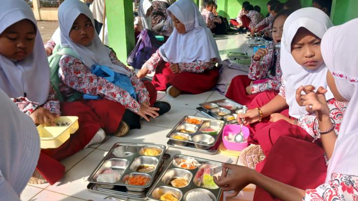 Pembagian Makanan Bergizi Gratis (MBG) di SDN Legok Hayam, Kecamatan Cilengkrang, Kabupaten Bandung. Perhimpunan Pendidikan dan Guru (P2G) secara tegas menolak pelibatan guru dalam distribusi MBG, menilai tugas tersebut sangat mengganggu proses belajar mengajar.