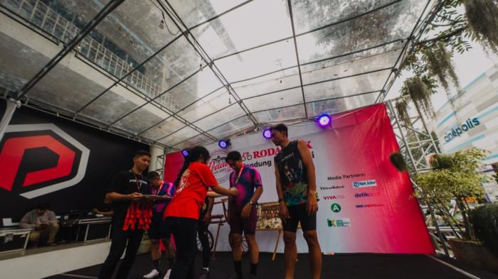 RODALINK - Pembukaan gerai baru Rodalink di Jalan Pasirkaliki, Kota Bandung dengan mengusung semangat Home for Cycle, Sabtu (25/4/2026). Pembukaan gerai tersebut diramaikan dua kegiatan utama, yakni long ride sejauh 150 kilometer yang diikuti 120 peserta dari Depok, Bogor, dan Karawang menuju Bandung sejak pagi hari. Rombongan tiba secara bertahap mulai pukul 12.00 hingga 14.00 WIB. Selain itu, Rodalink juga menggelar sunset run sejauh lima kilometer bekerja sama dengan komunitas lari di Bandung pada sore hari.