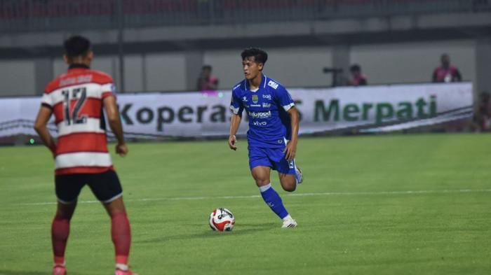 Penantian Alfeandra Dewangga Santosa untuk menjalani debut bersama PERSIB di Super League 2025/26 berakhir di Stadion Gelora Ratu Pamelingan Pamekasan, Minggu, 30 November 2025.