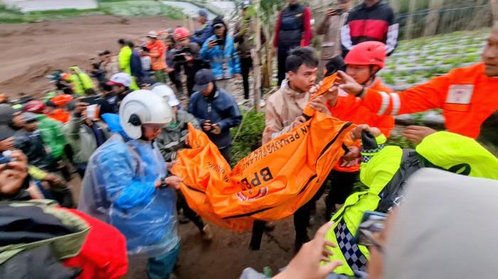 EVAKUASI KORBAN LONGSOR - Penemuan korban tanah longsor di Desa Pasirlangu, Kecamatan Cisarua, Kabupaten Bandung Barat. Tribun Jabar