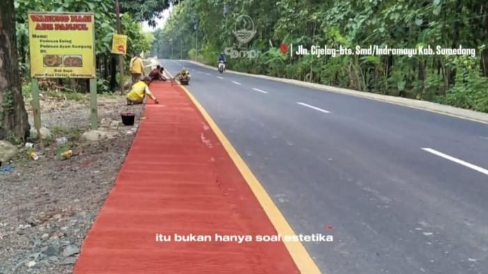 Pengecatan bahu jalan menggunakan warna merah di Jalan Cijelag, Kabupaten Sumedang. (Instagram Dinas BMPR Jabar)