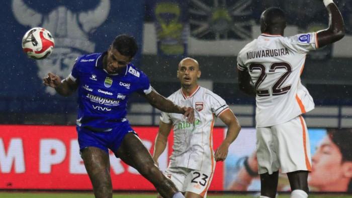 SUNDUL BOLA - Penyerang Persib Bandung, Ramon Tanque, menyundul bola saat berhadapan dengan Borneo FC pada laga tunda pekan keempat Super League 2025-2026 di Stadion Gelora Bandung Lautan Api, Kota Bandung, Jumat (5/12/2025) malam.