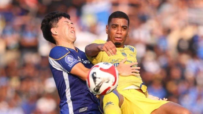 BERDUEL - Penyerang Persib Bandung, Uilliam Barros (kanan), terlibat duel dengan pemain PSIM Yogyakarta pada laga pekan ketiga Super League 2025-2026 di Stadion Sultan Agung, Bantul, Yogyakarta, Minggu (24/8/2025).