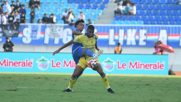 LINDUNGI BOLA - Penyerang Persib Bandung, Uilliam Barros, melindungi bola saat direbut pemain Arema FC pada laga pekan keenam Super League 2025-2026 di Stadion Kanjuruhan, Kabupaten Malang, Jawa Timur, Senin (22/9/2025). Persib menang 2-1.
