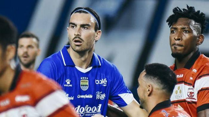 DIKAWAL LAWAN - Penyerang Persib Bandung, Andrew Jung, dikawal pemain Madura United dalam laga pekan ke-23 Super League 2025/2026 di Stadion Gelora Bandung Lautan Api (GBLA) pada Kamis (26/2/2026). Persib Bandung menang 5-0.