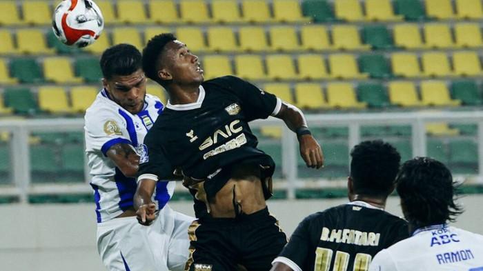Duel Udara antara pemain Persib Bandung Berguinho dengan bek Dewa United Alta Ballah pada laga pekan ke-28 Super League 2025-2026 yang berakhir dengan skor 2-2, Senin (20/4/2026) di Banten International Stadium.(Dokumentasi Persib Ofisial)