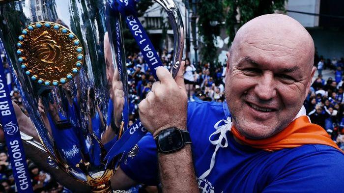 ANGKAT TROFI - Pelatih Persib Bandung Bojan Hodak mengangkat trofi saat konvoi juara, Minggu (24/5/2026).