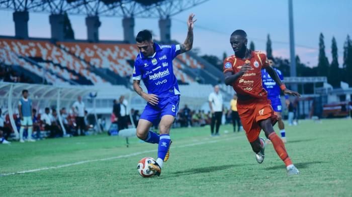 AMANKAN BOLA - Bek Persib Bandung Eliano Reijnders mengamankan bola dari kejaran winger Persija Jakarta, Allano dalam laga 