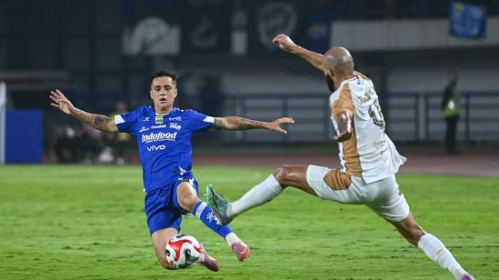 Persib Bandung Eliano Reijnders dan bek Dewa United J