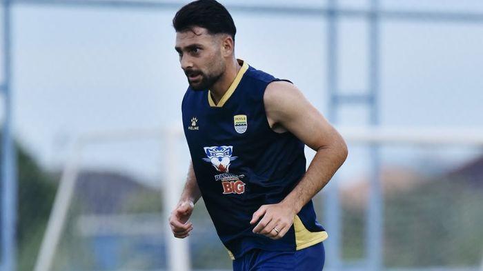 JERSEY BARU - Bek Persib Bandung Frans Putros berlatih memakai jersey baru di Thailand, Senin (29/9/2025) dalam rangka persiapan menghadapi matchday kedua AFC Champions League Two (ACL 2) 2025/2026 melawan Bangkok United.