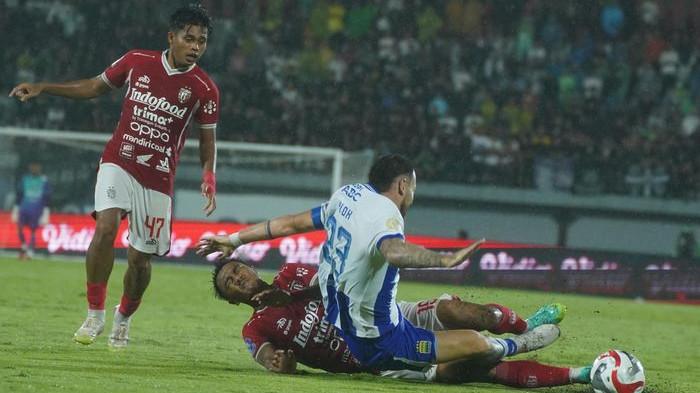 DILANGGAR - Gelandang Persib Bandung, Marc Klok (putih biru), dilanggar bek Bali United pada laga pekan ke-11 Super League 2025-2026 di Stadion Kapten I Wayan Dipta, Bali, Sabtu (1/11/2025) malam. Persib menang 1-0.