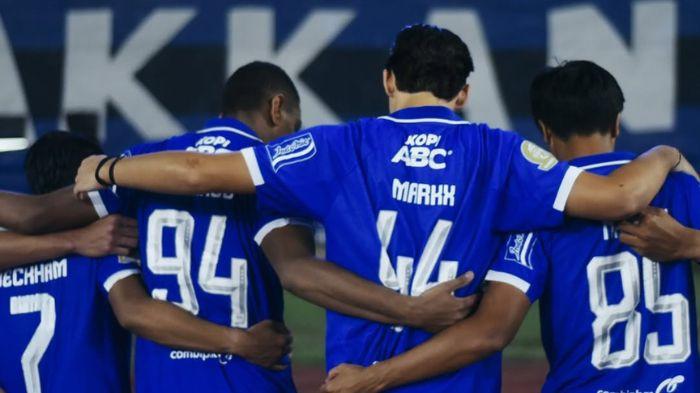 SALING MERANGKUL - Pemain Persib Bandung saling merangkul setelah memenangkan laga pekan ke-23 Super League 2025/2026 melawan Madura United di Stadion Gelora Bandung Lautan Api (GBLA) pada Kamis (26/2/2026). Persib Bandung menang 5-0.