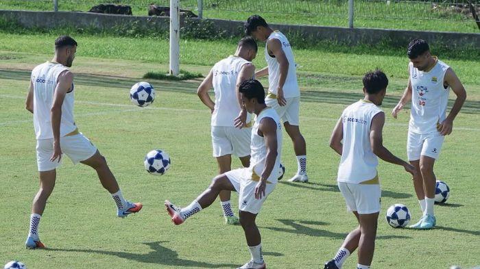 LATIHAN PERSIB - Pemain Persib Bandung berlatih di Stadion Gelora Samudra Kuta, Bali pada Minggu (2/11/2025) setelah mengalahkan Bali United.