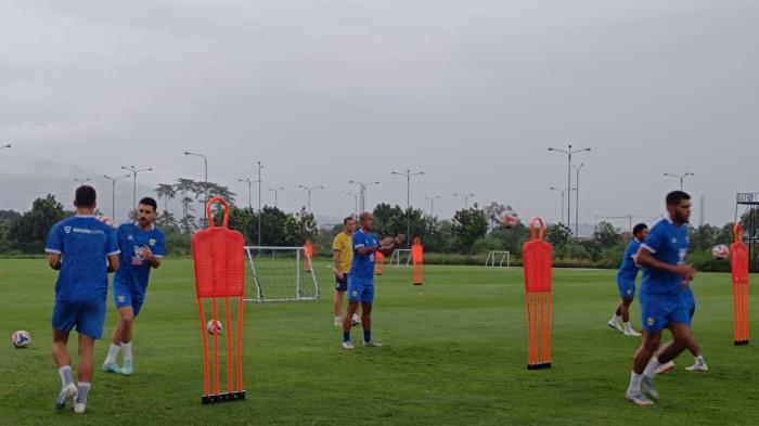 Persib Bandung kembali berlatih di Lapangan Pendamping Stadion GBLA, Kota Bandung, Selasa (11/11/2025) setelah meraih poin penuh di Malaysia dengan menumbangkan Selangor FC, pada AFC Champions League Two (ACL-2).