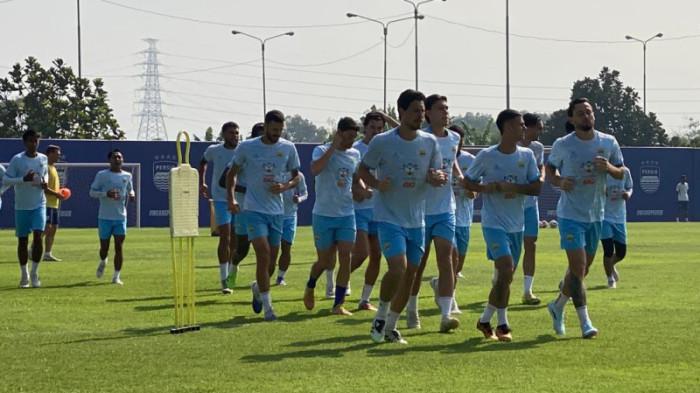 Setelah membawa pulang kemenangan penting dari markas Persija Jakarta, Persib Bandung langsung kembali menggelar latihan di Lapangan Pendamping Stadion Gelora Bandung Lautan Api (GBLA), Kota Bandung, Rabu (13/5/2026).