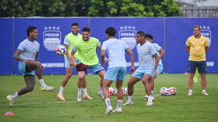 Persib Bandung melakukan persiapan intensif jelang menghadapi PSBS Biak pada pekan ke-18 BRI Super League 2025/26, Minggu (25/1) di Stadion Gelora Bandung Lautan Api (GBLA).