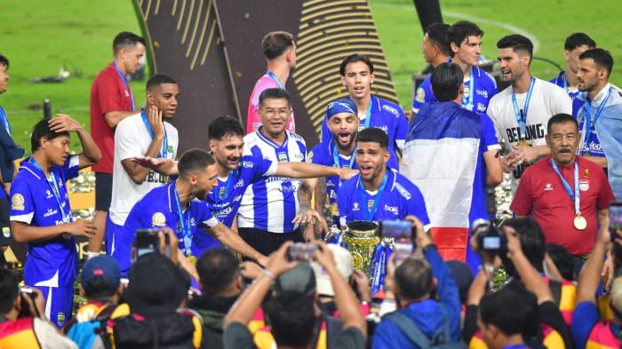 Persib Bandung merayakan juara liga di Stadion Gelora Bandung Lautan Api pada Sabtu, 23 Mei 2026. Persibresmi menobatkan diri sebagai kesebelasan pertama dalam sejarah sepak bola tanah air yang sukses mengamankan takhta tertinggi nasional selama tiga musim berturut-turut.