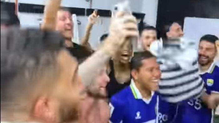 RAYAKAN KEMENANGAN - Persib Bandung merayakan kemenangan di ruang ganti Stadion MBPJ, Petaling Jaya, Malaysia, Kamis (6/11/2025) setelah menang 3-2 dari Selangor FC pada matchday keempat AFC Champions League Two (ACL 2) 2025/2026.