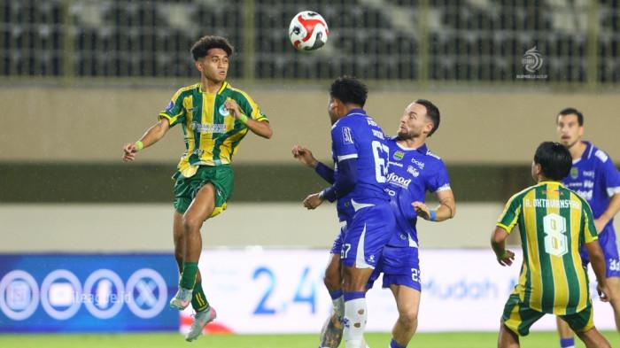 Persib Bandung terlalu mendominasi PSBS Biak pada pertandingan pekan ke-9 BRI Super League 2025/26, Jumat (17/10/2025) di Stadion Maguwoharjo, Sleman. PSBS harus mengakui ketangguhan Persib dengan skor mencolok 0-3, gawang Badai Pasifik yang dikawal Kadu Manuel harus memungut bola tiga kali lewat lesakan Andrew Jung, Uilliam Barros, dan Luciano Guaycochea.