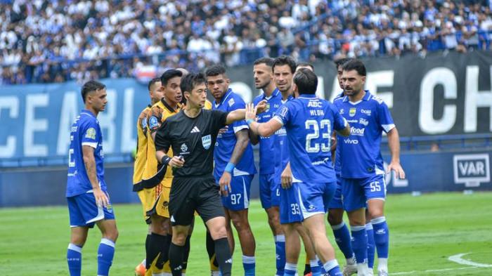 Duel panas Persib Bandung vs Persija Jakarta tersaji, ketegangan di sepanjang laga yang berlangsung pada Minggu (11/1/2026) di Stadion Gelora Bandung Lautan Api (GBLA). (KOMPAS.com/ADIL NURSALAM )