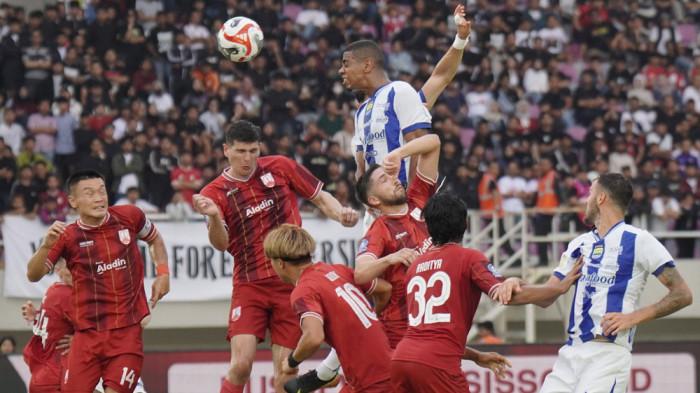 BERDUEL UDARA - Pesepak bola Persib Bandung, Uilliam Barros (tengah) menyundul bola saat melawan Persis Solo dalam matchday 19 Super League di Stadion Manahan, Solo, Sabtu (31/1/2026) sore. Persib Bandung menang tipis atas Persis dengan skor 1-0 berkat gol Andrew Jung pada menit ke-39. TRIBUNNEWS/Muhammad Nursina