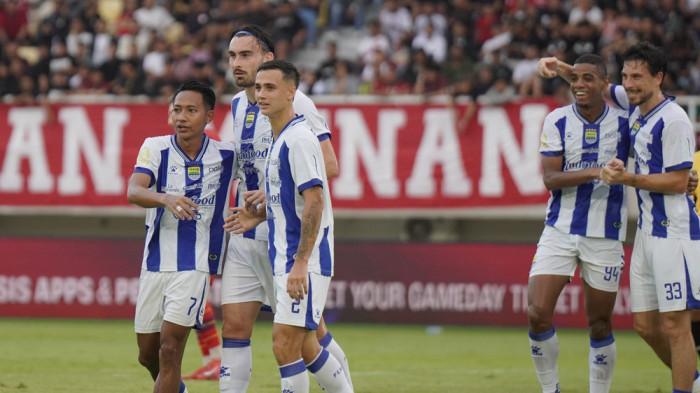 SELEBRASI - Pesepak bola Persib Bandung, Andrew Jung (kedua kiri) merayakan gol bersama rekannya saat melawan Persis Solo dalam matchday 19 Super League di Stadion Manahan, Solo, Sabtu (31/1/2026) sore. Persib Bandung menang tipis atas Persis dengan skor 1-0 berkat gol Andrew Jung pada menit ke-39. TRIBUNNEWS/Muhammad Nursina