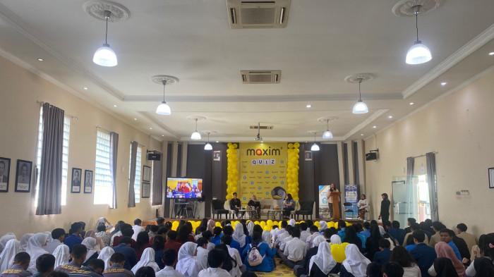 MAXIM QUIZ - Perusahaan transportasi online Maxim, sukses menyelenggarakan lomba cerdas cermat berbahasa Inggris bertajuk “Maxim Quiz: English Brain Game” di SMKN 7 Bandung, Kamis (16/4/2026). 