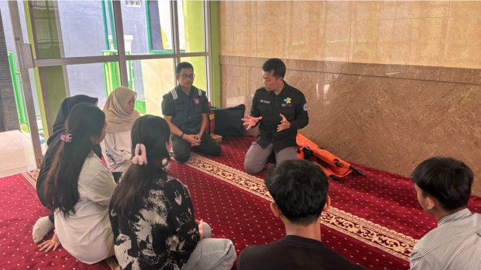 Perwakilan PSC 119 Bandung memberikan materi penilaian awal korban