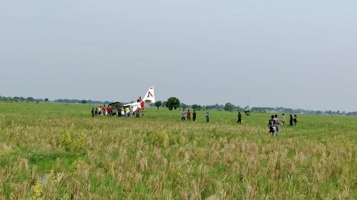 PESAWAT JATUH - Pesawat jatuh di Kampung Ceplik, Desa Kertawaluya, Kecamatan Tirtamulya, Karawang, Jawa Barat, Jumat (21/11/2025).