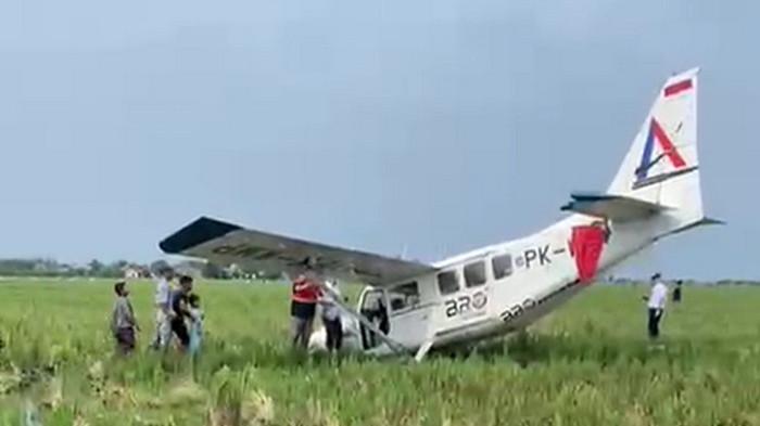 Pesawat jenis G84 Airvan yang mengalami insiden jatuh di area persawahan Desa Kertawaluya, Kecamatan Tirtamulya, Kabupaten Karawang, Jawa Barat, Jumat (21/11/2025)