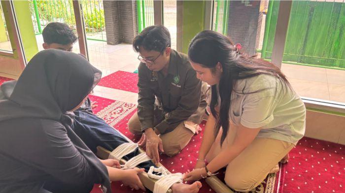 Peserta Karangtaruna RW 10 mempraktikkan teknik pembidaian kaki