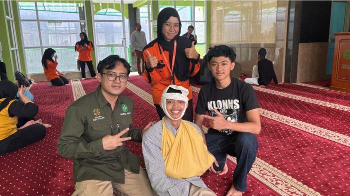 Peserta menunjukkan hasil praktik pembalutan cedera kepala dan pemasangan arm sling