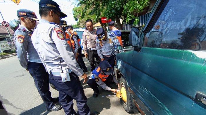 Puluhan Mobil dan Motor Tejaring Razia Zona Larangan Parkir Dishub Cimahi, 5 Digembok karena Bandel
