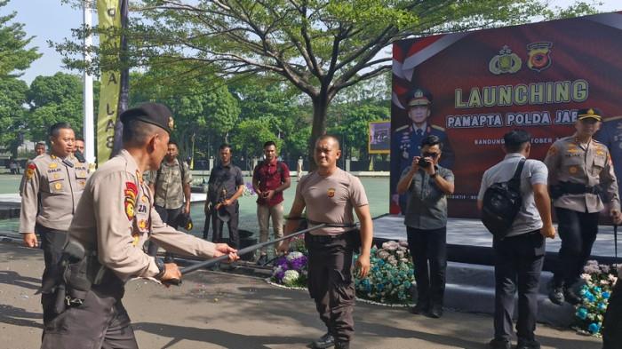 Diadopsi dari Alat Bela Diri Jepang, Sasumata Jadi Senjata Pamapta Polda Jabar