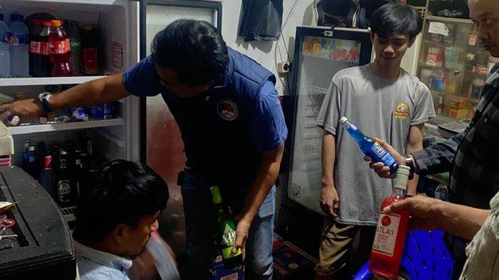 Operasi Pekat Ramadan, Polres Majalengka Sita Ratusan Botol Miras dari Tiga Toko Kelontong