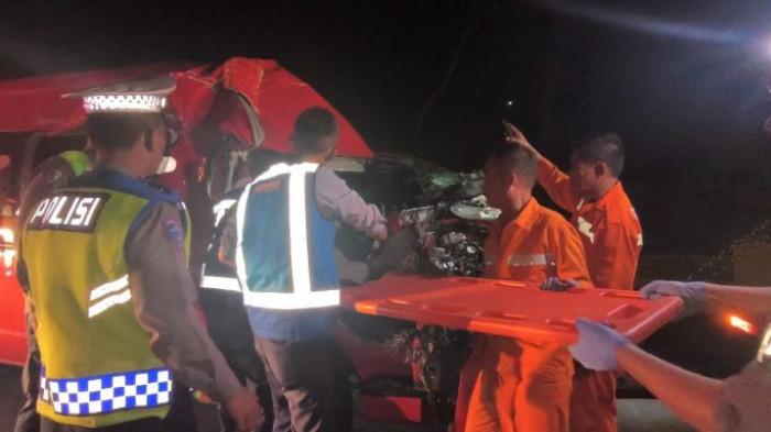 EVAKUASI KORBAN - Petugas mengevakuasi koban tewas dalam kecelakaan di Tol Cipularang KM 81 B, wilayah Kecamatan Jatiluhur, Kabupaten Purwakarta, Jawa Barat, Jumat (1/8/2025).