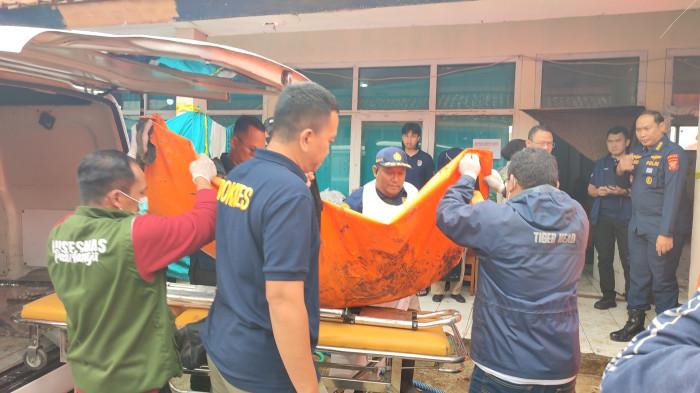 Petugas menurunkan kantong jenazah dari mobil ambulans di posko DVI, Desa Pasirlangu, Kecamatan Cisarua, Kabupaten Bandung Barat, Senin (26/1/2026).