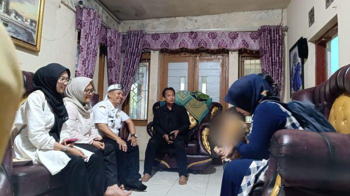 KUNJUNGI SA - Pihak Komisi Perlindungan Anak Indonesia Daerah Jabar saat mengunjungi kediaman SA (2) anak yang diduga alami kekerasan di Kelurahan Margawati, Kecamatan Garut Kota, Kabupaten Garut, Jawa Barat. Rabu (12/11/2025) sore.