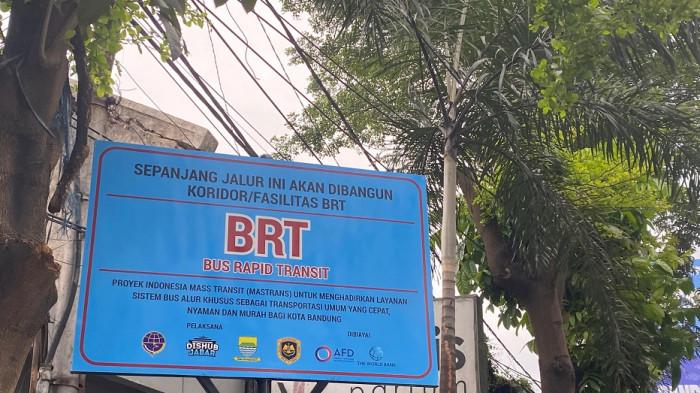 PLANG PEMBANGUNAN BRT - Plang pemberitahuan pembangunan koridor BRT terpasang di sepanjang Jalan Ahmad Yani, Kota Bandung, Selasa (10/2/2026).