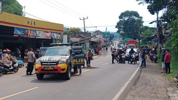 OLAH TKP - Polisi melakukan olah TKP kecelakaan maut di Jalan Raya Bandung-Sumedang, tepatnya di Simpang, Pamulihan, Kabupaten Sumedang, Kamis (25/12/2025) siang. 