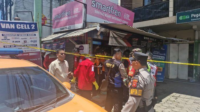 OLAH TKP - Polisi melakukan olah TKP penemuan mayat di Jalan Sukamulya, Kelurahan Sukagalih, Kecamatan Sukajadi, Kota Bandung, Jumat (7/11/2025).