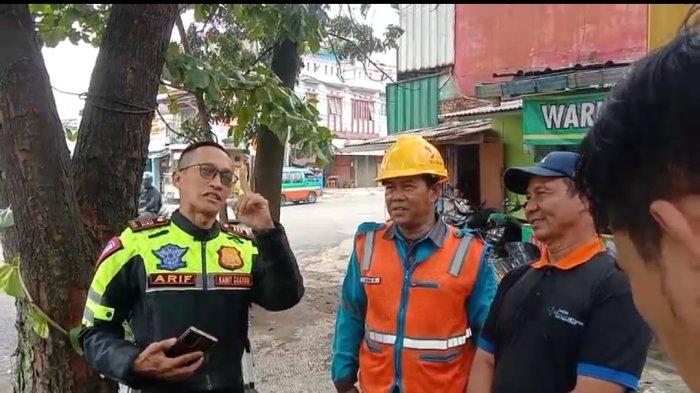 Polretabes Bandung Lakukan Olah TKP di Lokasi Tewasnya Pengendara Sepeda Motor yang Terjerat Kabel