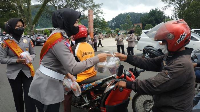 Polwan di Sumedang Bentangkan Spanduk dan Hentikan Pengemudi Kendaraan, Ternyata ini yang Dilakukan