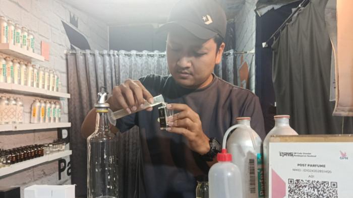 POST PARFUM - Arie Dwinanto (33), pemilik Post Parfum, merajut mimpinya: membawa parfum lokal Cirebon menjadi pemain nasional, bukan hanya melalui kualitas, tetapi juga melalui konektivitas digital yang stabil dari Indosat Ooredoo Hutchison dengan memanfaatkan HIFI Air.