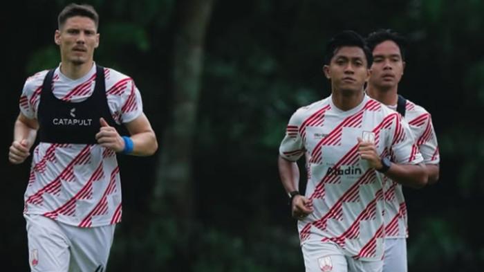 LATIHAN - Potret latihan perdana Febri Hariyadi bersama Persis Solo terekam melalui unggahan akun Instagram @persisofficial, Selasa (17/2/2026). Febri Hariyadi resmi sudah bergabung dengan Persis Solo di putaran kedua musim 2025/2026.
