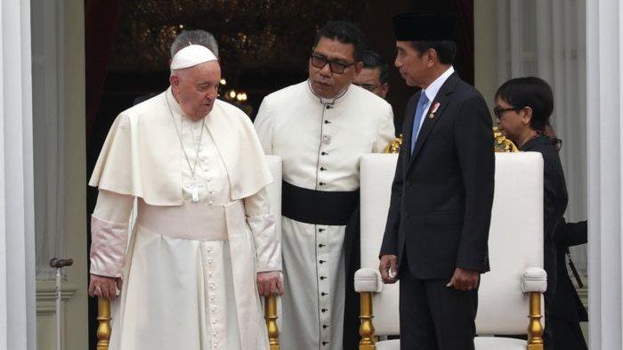 Presiden-Jokowi-dengan-Paus-Fransiskus-di-Istana-Negara.jpg