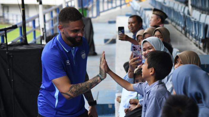 RAMAH - Pemain anyar Persib Layvin Kur